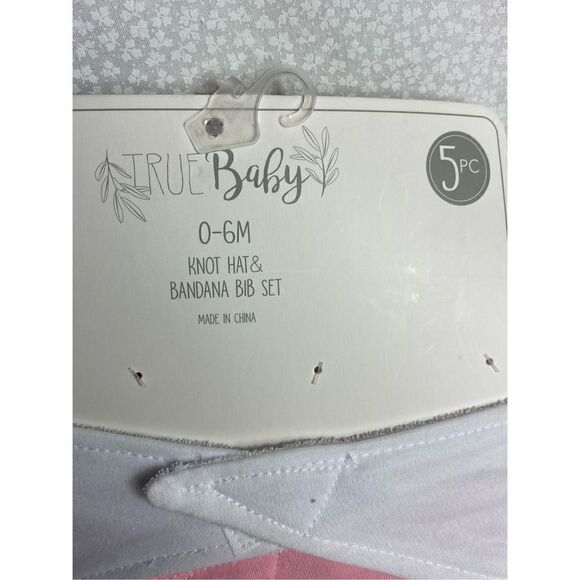 TRUE BABY 0-6 MONTH - 1ST VALENTINES BIB AND SOCK SET - Picture 6 of 7